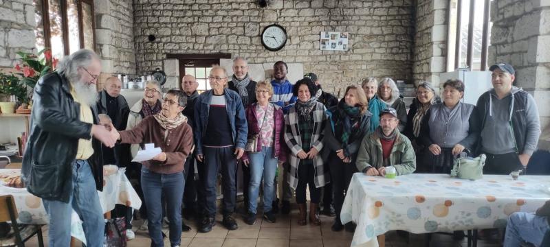 Emmaus Fontenay ce sont les bonnes afffaires mais surtout c'est faire vivre cette chose désuette qu'on appelle solidarité. 
Hier nous avons remis les recettes de notre vente de juillet au profit de l'association 100pour1 Sud Vendée . Grâce au travail des compagnes, compagnons, bénévoles et salariés de la communauté, nous avons pu faire don de 3 756 euros pour aider 10 foyers à être à l'abri sur notre territoire de Fontenay Le Comte. Merci à vous tous, clients et amis, de votre soutien!